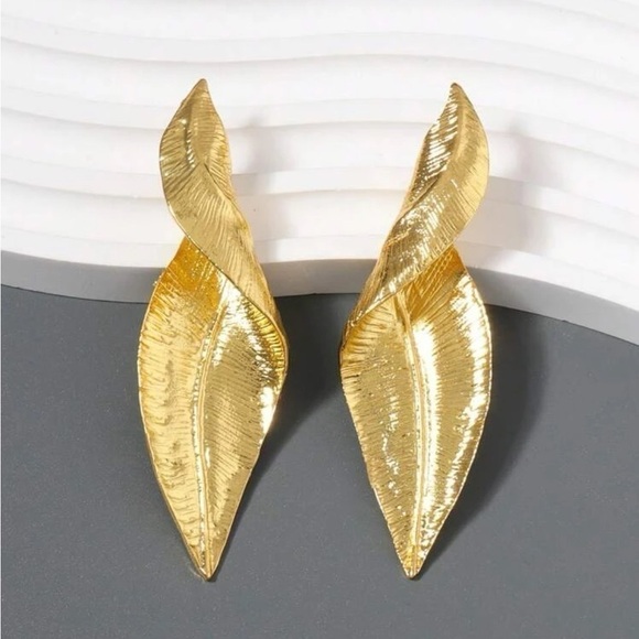 textured twisted large leaf statement earrings gold - Picture 3 of 7